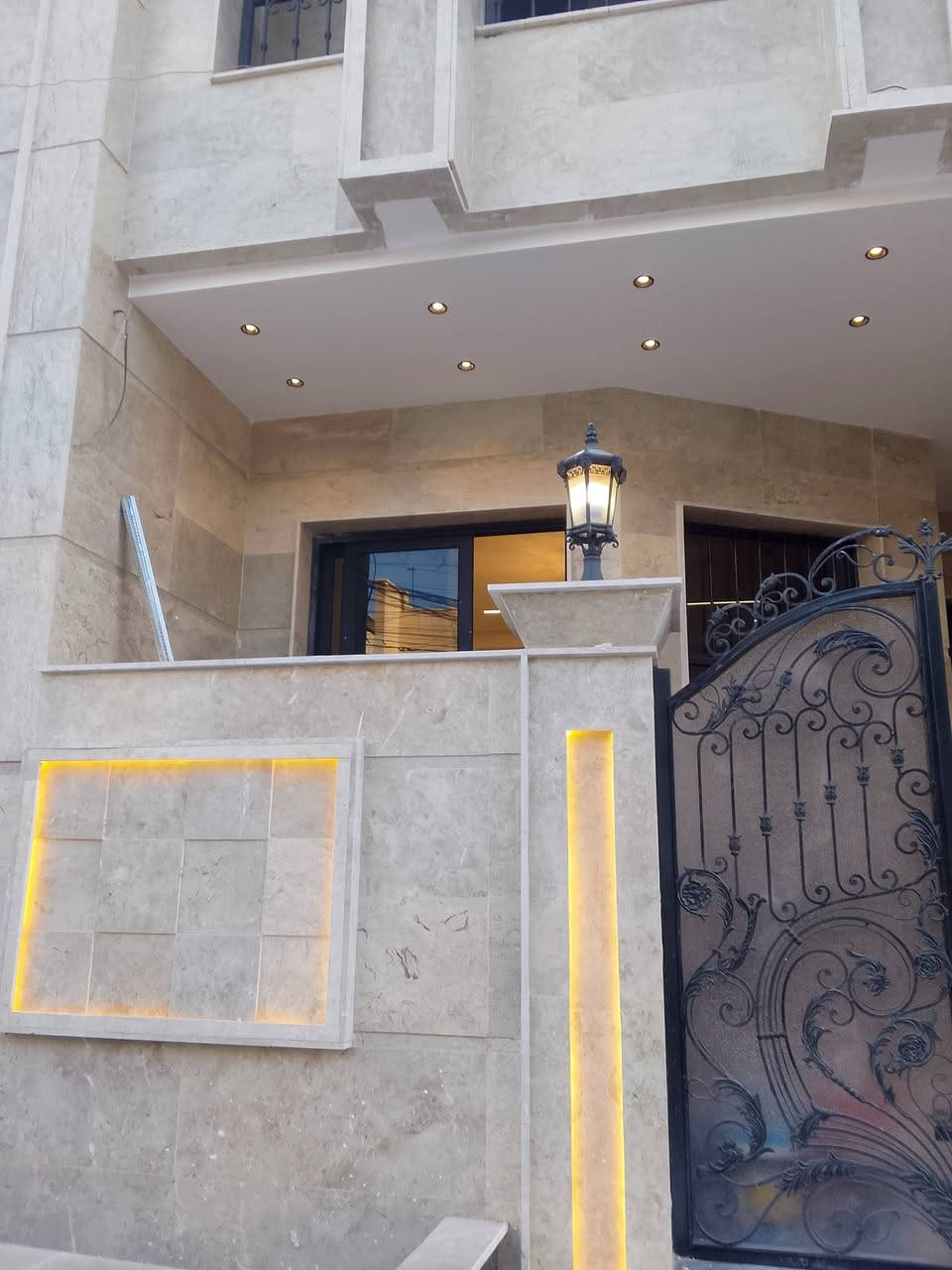 سلام عليكم خلفه سيراميك مصري درجه اولى جميع انواع السيراميك مرمر وكاشي وبرسلين نشتغل كل مناطق بغداد رقم التواصل ***********رقم بي واتس🏃📞
