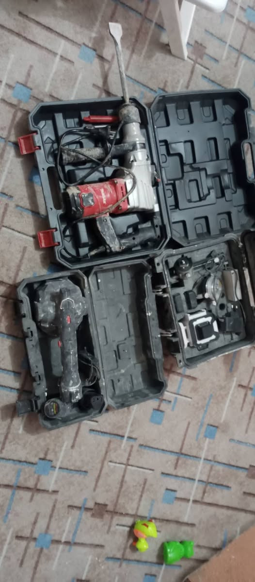 السلام عليكم 
دريل 
وليزر 
وهزاز 
غراض سيراميك نضيفات كلش ملأت شغلي الله شاهد 
بس بطلت واريد ابيع اللي محتاج هيج غراض يخابر 
***********
