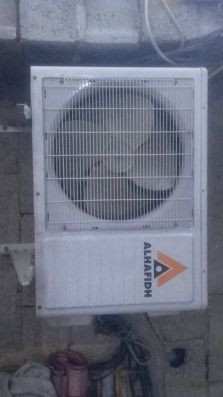 سبلت الحافظ الباب الأول كوري صنع
تدفئة تبريد على بلاد الشركه 
سعر 400 الف
***********
