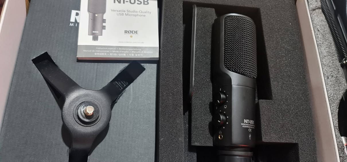 السلام عليكم .. مايك نوع rode nt-usb للبيع ( الأصلي مو الكوبي )
المواصفات : 
ميكروفون USB بكبسولة مكثّفة بجودة استوديو،
مضخم Revolution فائق الهدوء لصوت صافي بدون تشويش،
مراقبة مباشرة بدون تأخير + معالجة APHEX احترافية،
اتصال USB-C بدقة 24bit/48kHz ويشتغل على كمبيوتر وموبايل،
ويجي وياه فلتر بوب وحامل – جاهز استخدام فوراً.
مثالي للبودكاست، و الفويس أوفر والبث المباشر.


**إذا كنت صاحب هذا الإعلان وتريد حذفه لأي سبب، رجاءا أرسل رسالة إلى الدعم الفني**