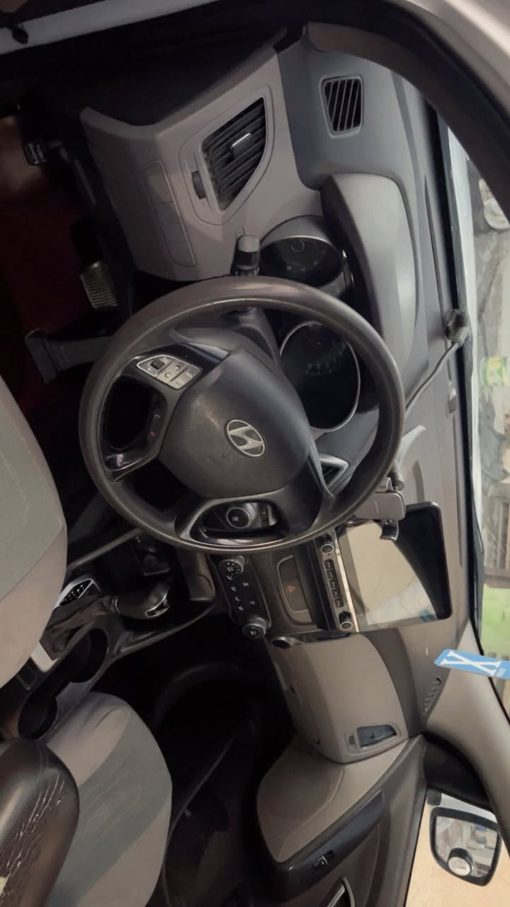 يالله سلام عليكم توسان ٢٠١٥ خليجي مكينه ٢٠٠٠ دوش سياره جديده وجاهزه من كلشي كير مكينه شرط ع بلاد مامفتوحات سياره تراي يخبل اي نقص مابيهه ماشيه 177موصفات السيارة بانوراما تحكم ستيرن اتصال نظام ABS شاشة كبيره كامرة خلفية بلادية  رقم انكليزي بغداد بيها صبغ الهلال الخلفي من جهه اليمنة مكاني( بغداد لكرخ سويب )السعر 160 وبيها مجال رقم ***********
