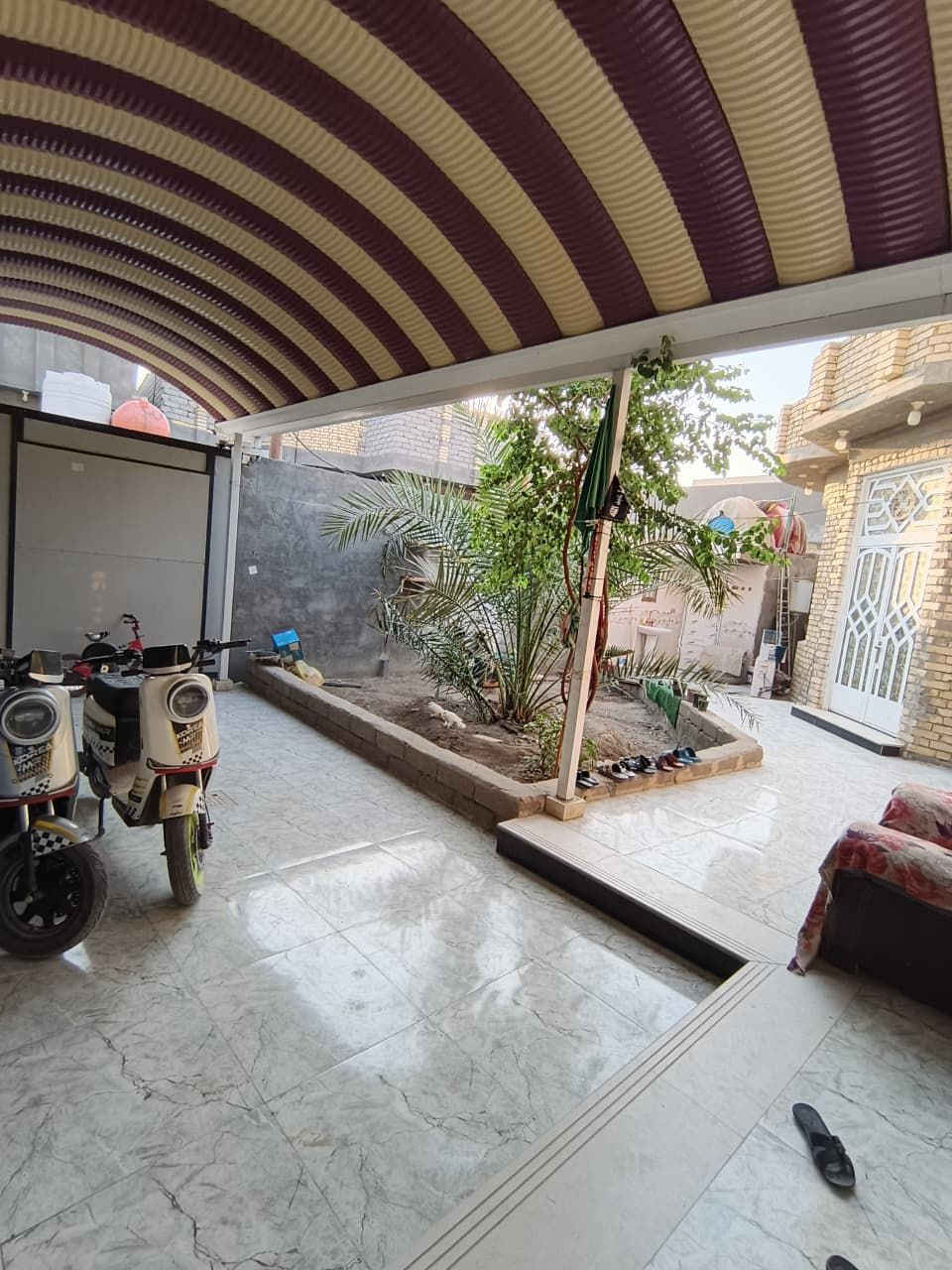 🏡 بيت للبيع مساحة البيت 313 متر طابو صرف زراعي يحتوي البيت على
🔹 3 غرف نوم كبيرة
🔹 2 هول
🔹 استقبال كبيرة جداً للضيوف
🔹 مطبخ
🔹 صحيات داخلية وخارجية 
🔹 حديقة كبيره +كراج للسيارة
🔸 متوفرة جميع الخدمات من ماء وكهرباء
🔸 كلشي متوفر يم البيت من مدارس ومستشفيات واسواق
🔸 مجاري البيت على النهر
🔸 البيت نهاية شارع 
🔸 المنطقة جداً هادئة
💵 السعر 140 وبي مجال 

📍مكان البيت: البصرة -قضاء المدينة -منطقة الوحيد الجديدة -قرب صالون فله

📞 لباقي التفاصيل الاتصال بالرقم ***********

🚫 الاثاث غير مشمول بالبيع
