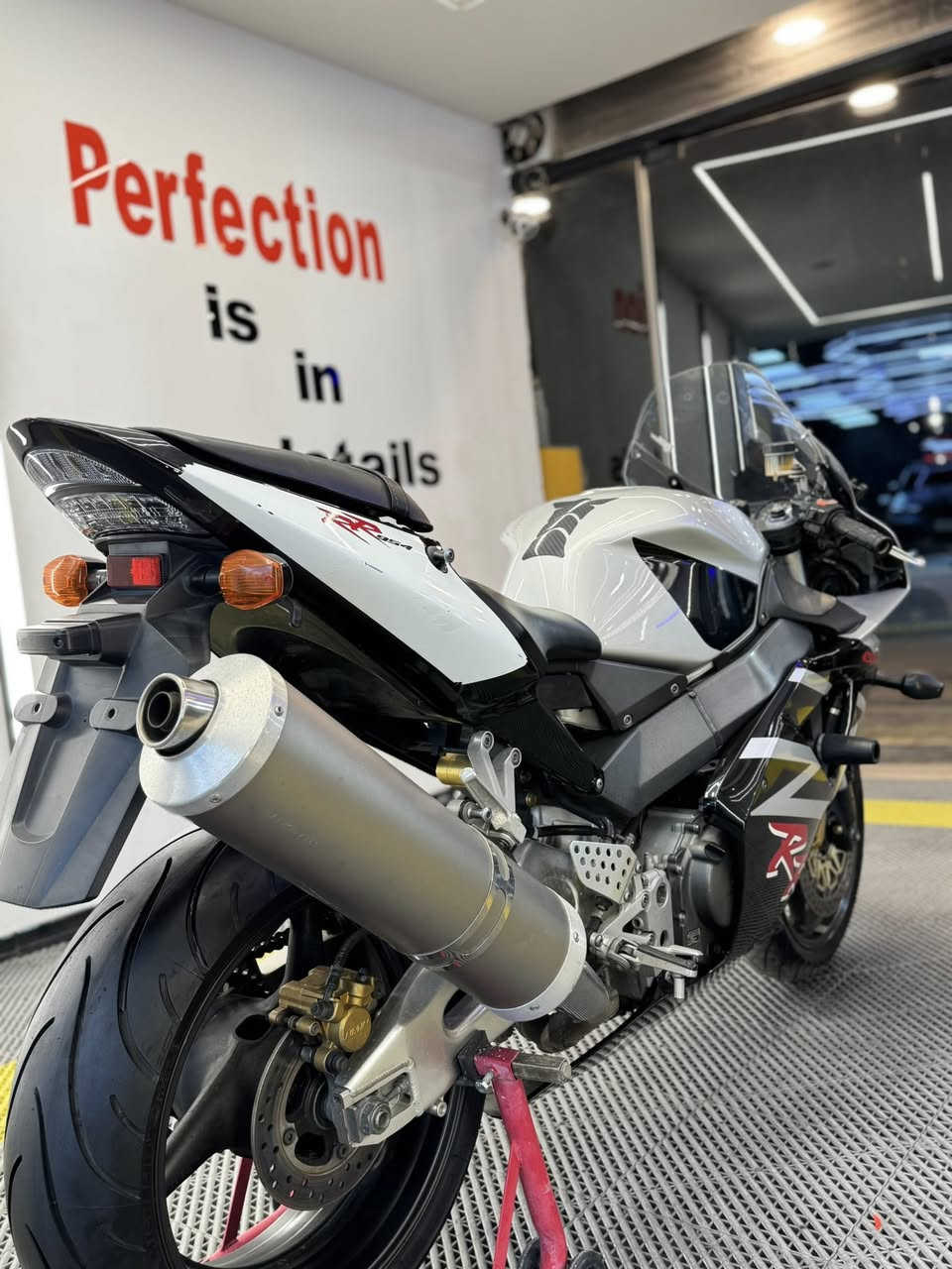 هوندا دفل 954 —،، honda
دراجة نظيفة جداً  صارلهة اقل الشهر نازلة من الرمبة وراعيها

 محافظ عليها، استعمال خفيف وما بيها أي تعب.

المكينة:  صافورة شرط الفحص وكفالة عامة✅

الهيكل: مستقيم وما بيه أي ضربات ✅

النظافة: 100% ✅

الدراجه جاهزة من ناحية كلشي 

دهن جديد بانزين كله محسن ممشتمه العادي 

جاهزة تشغل وتمشي مباشرة… ما تحتاج ولا فلس.

اللي يفتهم بالدراجات يعرف قيمتها  
الدراجه نضيفة بمعنى الكلمه ومكفوله كفاله عامة ✅🏅

المكان: (اليرموك اربع شوارع )

— خاص أو اتصال.

***********
