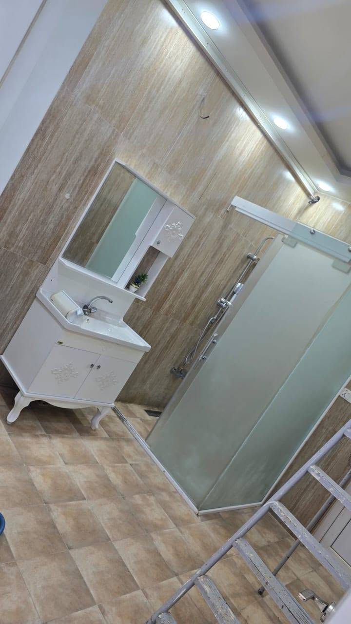 ✔️ عرض جديد
🏠 بيت للبيع في خانقين
♦️ حي موظفين 
♦️ طابو صرف
♦️ ۱۲٥م طابقين واجهة ٦ وربع
⬅️ طابق اول / صحيات خارجية وكراج للسيارة و مطبخ مفتوح علی الصالة واستقبال وغرفة نوم وصحيات منعزلة ودرج داخلي
⬅️ طابق ثاني / غرفة نوم و صاله وصحيات عزل و كذلك استقبال وغرفة او تكدر تسوي غرفتين كذلك بالكونة مطله علی الشارع الرئيسي ..
♦️ موقع البیت حلو وقريب من شارع الرئيسي المٶدي الی باخجة خوشي والبیت فوول مواصفات مثل ما بالصور واضحة وفيها بئر ارتوازي وخط مولد والواجهه مميزة استروبول وسقوف مغربية بيت كاامل ..
♦️ مع البیت / كاونتر والمغاسل وسبالت عدد ۲ تانكي ماء وسخان ..
♦️ سعر البیت / ۷٥ مليون وبي مجال ..
تحويل مباشر ..
♦️ للمعاينة والشراء / *********** خناقين, ديالى
