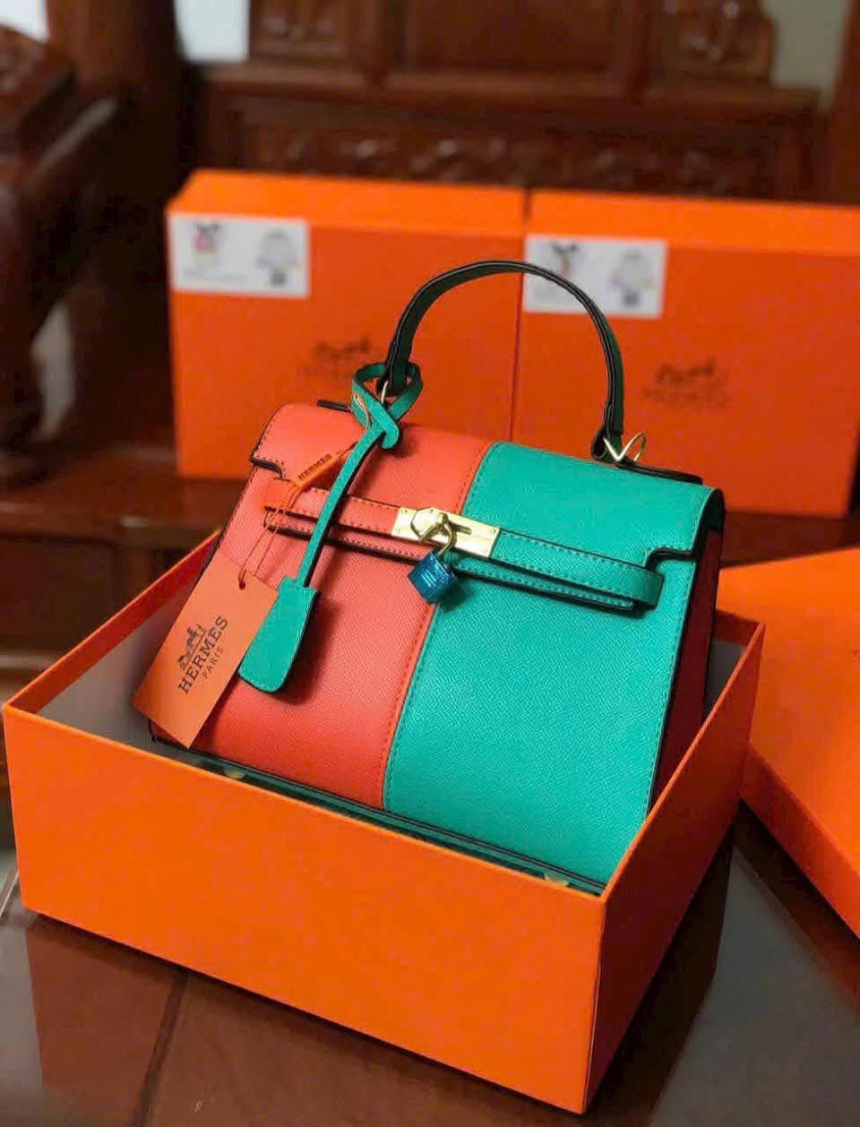 حقيبة فاخرة من طراز هيرمز بتصميم ماستر كوالتي،. تتميز بتفاصيل معدنية أنيقة وإغلاق تقليدي مع قفل وحزام أمامي قابل للتعديل.مع لمسات نهائية دقيقة تعكس أعلى معايير الجودة والفخامة. تصميم يجمع بين الأناقة الكلاسيكية والطابع العصري الفاخر.


**إذا كنت صاحب هذا الإعلان وتريد حذفه لأي سبب، رجاءا أرسل رسالة إلى الدعم الفني**
