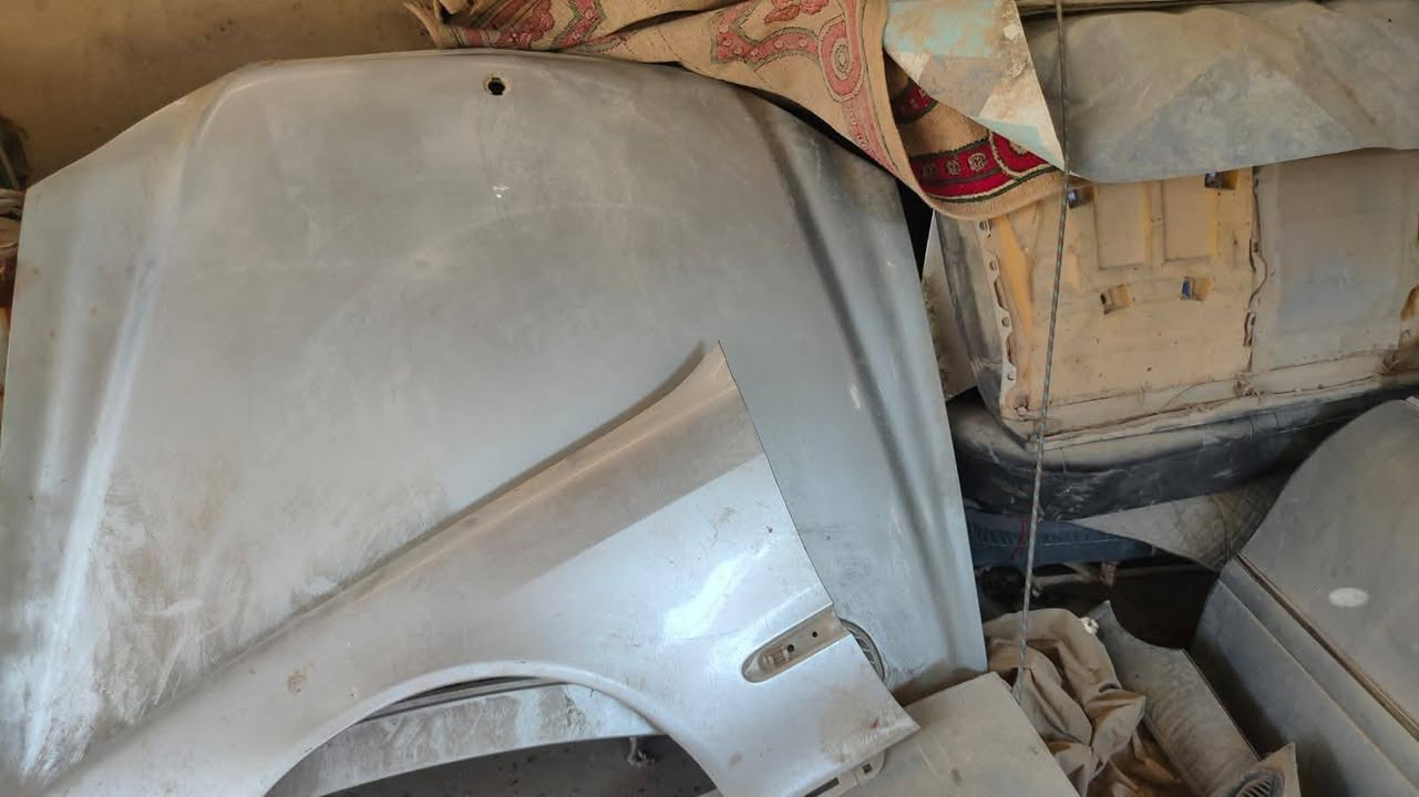 السلام عليكم غراض مارسدس غواص مديل 2000غراض نضاف بس يحتاجن ترتيب
بنيد امامي 
بنيد خلفي 
تخم كشنات نضيف بس الكشن مال سايق بي شك زغير 
جاملغات اماميه 
و٤ بيبان نضاف هنه والبطانه مالتهن والكهربائيات 
للبيع السعر 2مليون وبيهن مجال ابيعهن كلهن سويه 
مكاني بصره كرنه للتواصل خاص او علا هاذ الرقم 
***********
