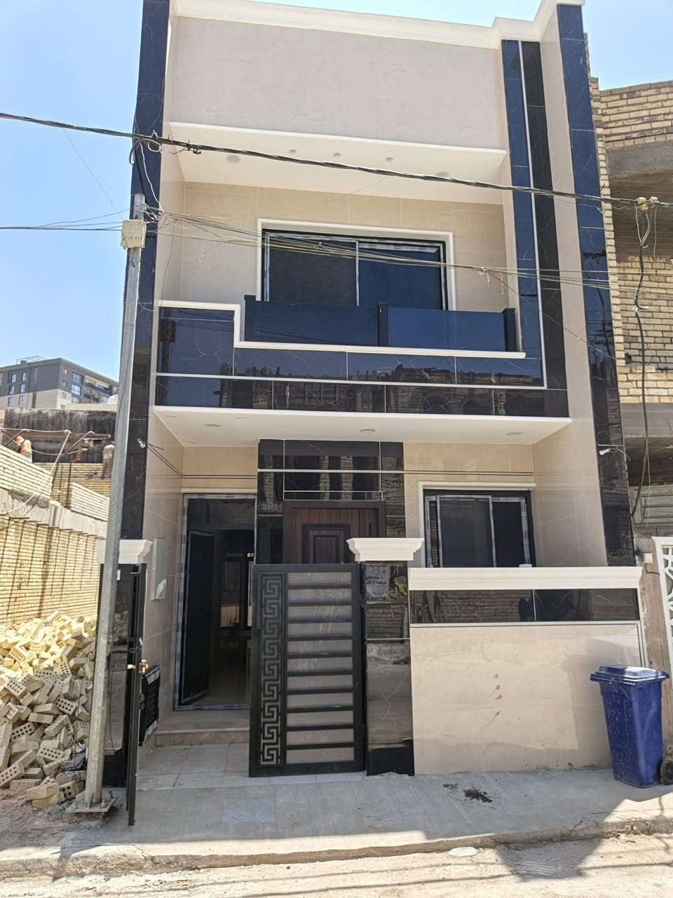السلام عليكم ورحمة الله وبركاته
🏡 بيت للبيع في حي المساءلة والعدالة
▪️ المساحة: 100 متر مربع
▪️ الواجهة: 5 أمتار
▪️ النزال: 20 متراً
▪️ البناء: 2026 – درجة أولى كما موضح بالصور
▪️ عدد الطوابق: طابقان (زيرو)
▪️ يحتوي على:
3 غرف نوم
3 صحيات
📍 الموقع: موقع مميز جداً، قرب مجمع النسيم وقرب الشارع الرئيسي العام.
✨ فرصة ممتازة للسكن والاستثمار.
📞 للاستفسار ومزيد من التفاصيل، يرجى مراسلة الصفحة أو الاتصال على الرقم: ***********
شركة الإنجاز للعقار والمقاولات العامة
العنوان: بغداد – حي الجهاد الرفاق – الشارع العام.
