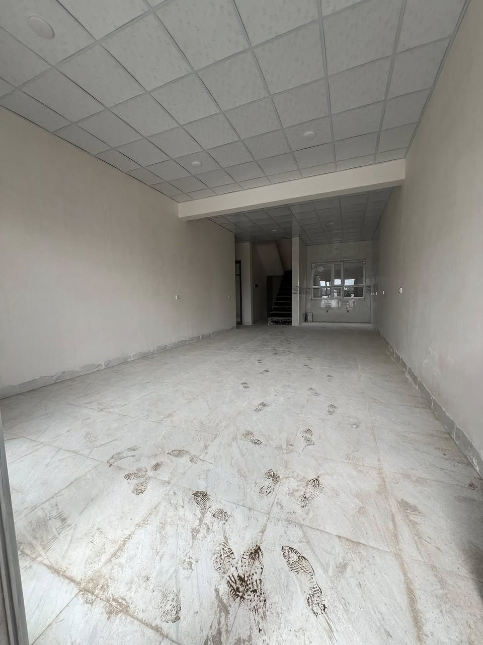 #للايجار طابقين صفر فول سيراميك وسقف ثانوي
يتكون من ثلاث غرف نوم واستقبال ومطبخ مفتوح على الهول وكراج وحديقه
عنوان فيلق قرب اسواق زانا وجامع الاصحاب 
للاستفسار ***********
