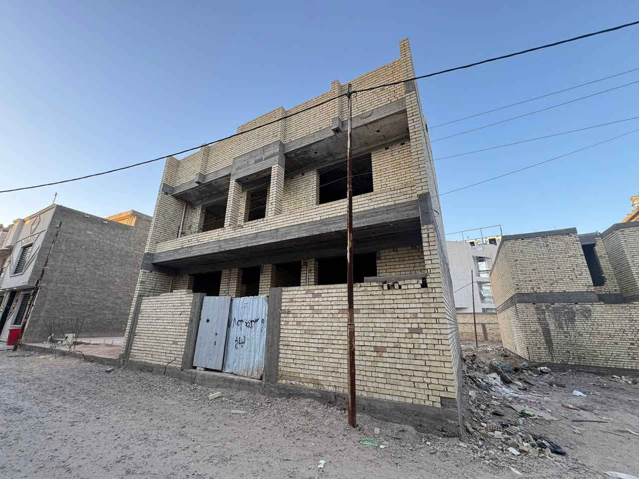 شاطئ التاجي (الطي )
بيت للبيع مساحة ١١٧ متر 
خمس غرف نوم ماستر 
هول كبير +حولي 
صحيات اربعة (وانتو بكرامة )
حديقة داخلية +سكاي لايت 
مطبخ عدد ثنين حار بالطابق الأرضي وبارد بالطابق الأخير 
للاستفسار اكثر اتصال على الهاتف *********** 
متوفر واتساب
هام ‼️ السعر جداً مناسب ‼️
