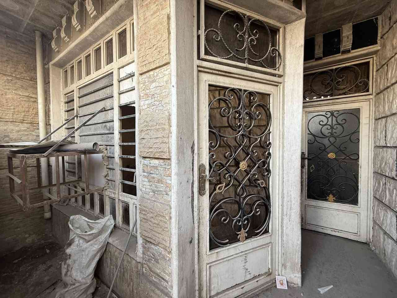 الدار للبيع 🏠 السعر 💵 135 مليون🔒 
المساحة 45 م 
الموقع الشعب شارع الاسواق المركزية العقاري الاولى 🛤️(مدخلين) (ثلاث طوابق)
يحتوي الطابق الارضي على كراج صغير واستقبال ومطبخ ومنور وخدمات
ويحتوي الطابق الثاني على غرقة نوم وخدمات ومكان غسالة معزول 
ويحتوي الطابق الثالث على غرفة نوم وبيتونة كبيرة وسطح 
للاستفسار اكثر يرجى الاتصال على الرقم التالي متواجد هذا الرقم على (الواتس اب والفايبر والماسنجر (***********))

او الاتصال على الرقم التالي ***********
او زيارة مكتب تبارك للعقار والمقاولات الكائن في شارع الاسواق المركزية قرب مطعم ميامي
