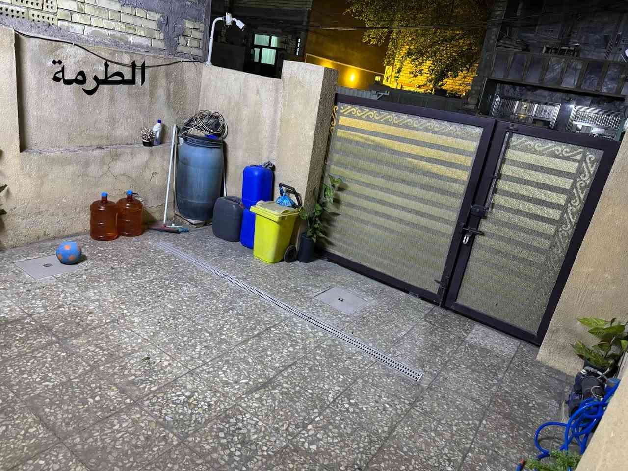 السلام عليكم
للبيع بيت مساحة 100 متر 
(الواجهة 5 متر + النزال 20 متر) 
طابقين ونص طابو ملك صرف
الموقع الامين الثانية قريب على جامع وحسينية المحسن
البيت مدخلين
الطابق الارضي -طرمة  
 مدخل على الاستقبال ومدخل على المطبخ 
ومنور وصحيات وغرفة نوم بالطابق الارضي
الطابق الاول - صحيات وغرف نوم عدد2
الطابق الثاني - بيتونه وغرفة نوم+ سطحين 
البيت صب كونكريت وتم ترميمه عام 2023 ترميم كامل شمل
تبديل الابواب والشبابيك الحديد والخشب والحمام جديد
تاسيس المجاري كله جديد 
تاسيس كهرباء كل البيت جديد
سيراميك الحمامات والمطبخ كله جديد
تاسيس بواري الماء كله جديد
ارضيه البيت كلها جديد
ارضيه السطح شتايكر كله جديد
جص وبياض البيت كله جديد 
الدرج ومحجر حديد جديد
الواجه لبخ ونثر جديد
البيت يحتاجله بس صبغ فقط 
ملاحظة: البيت يباع معه كاونتر المطبخ  مع (4) سبالت (3) حجم طن و(1)حجم طن ونص
السعر (225) مليون وبيه مجال الاتصال او المراسله👇
ماسنجر + واتساب ***********

