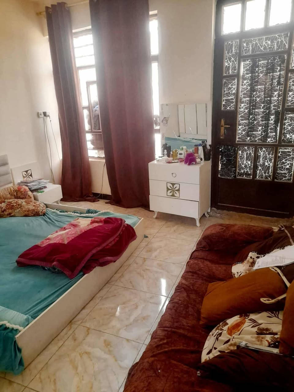 بيت مساحه 55متر  غرفتين وحده فوك وحده جوه حمام مطبخ منور ستقبال بيتونه وطرمه 5متر وتشجير 20متر تابعه البيت سريدات قريب عل جزيره السياحي طابو ملك زراعي بكاع منصور الركابي السعر 68 سريدات الجديده ***********
