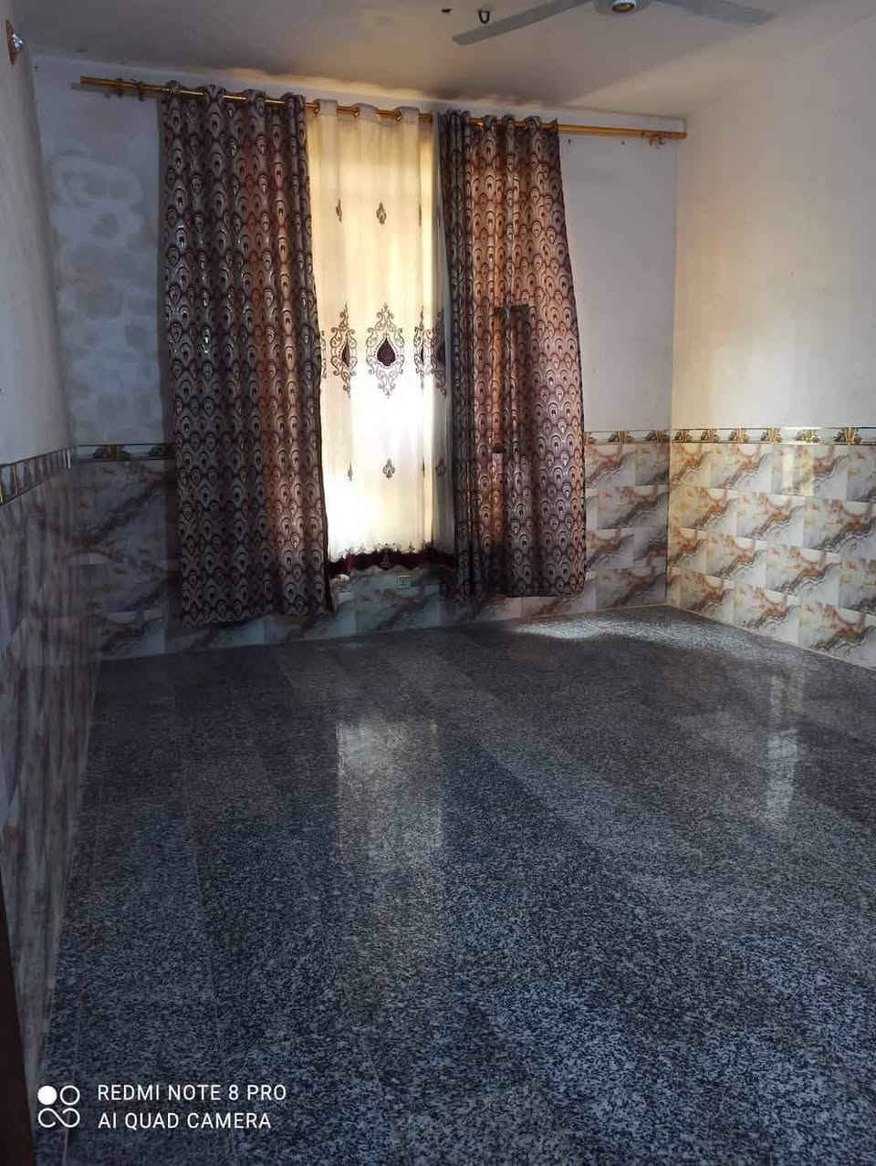 السلام عليكم بيت للبيع المساحه الكليه
السعر 83
 500متر
البيت كله طابوك حته السياج نصه طابوك  3غرف نوم  مساح 5*4 +استقبال 8/4+ مطبخ خارجي + صالة 5*450
مساحت البنيان الواجها 15ونزال 12
 جنس الارض 117.العنوان بغداد جسر الفرنسي  انبوب مي جاهز للمنطقه  تبليط الشوارع الباب والمحوله الكهرباء جديده باب البيت وسحب قريب على البيت . وخط مدارس موجود
***********/
***********وتصال وات ساب
