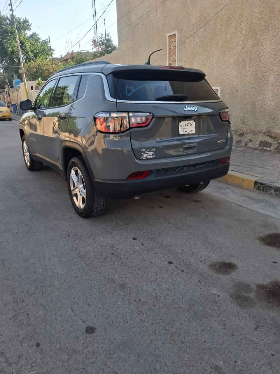 السلام عليكم
جيب كومباس 2023 فئة الايتود 
 لون سمنتي ((بدون رقم تترقم جميع المحافظات))
✔️محرك 2000 تيربو
كير مكينه كفاله وترايك وين متريد
✔️ماشيه 7000 كيلو 
نظيفه وجديده 
♂️بيها صبغ فقط فقط بنيد وشبرين بلتكمه وصبغ درجه اولى. 
صور الحادث مرفقه 
اي استفسار عل الرقم التالي 
✔️والسعر بلخاص او
✔️الاتصال عل رقم ***********
