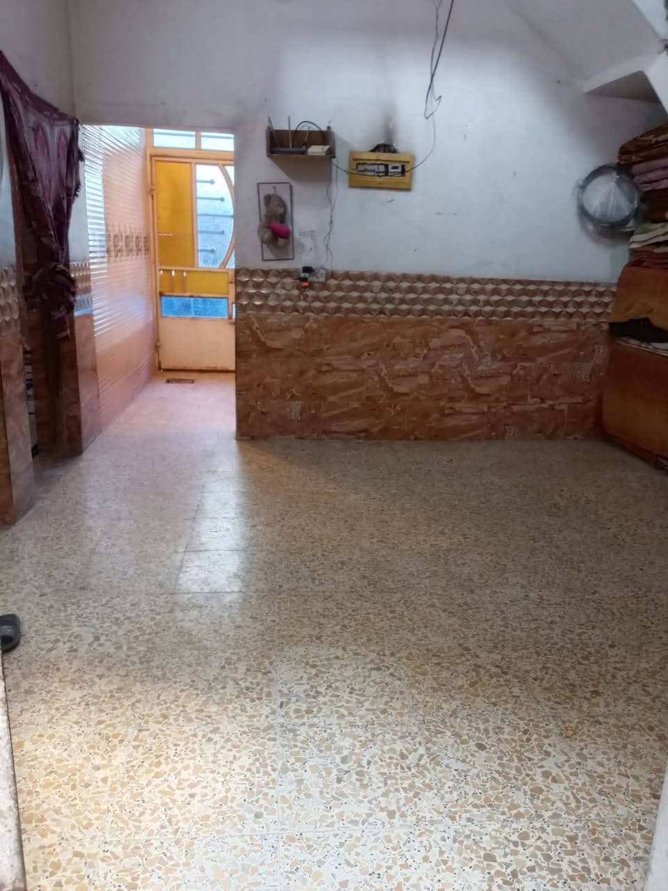 سلام عليكم بيت بلوك 100 متر طابقين ونص للبيع يحتوى الطابق الاول على استقبال وغرفه نوم وصحيات ومطبخ وحولي والطابق الثاني يحتوى على 3 غرف نوم وحمام والطابق الاخير غرفه وحمام السعر 80 وبي مجال مكان شعله دوانم شارع افران الضياء قبل السجه الاستفسار اتصل رقم  ***********
