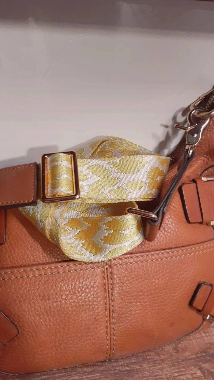 حقيبة Michael Kors أصلية 100% طراز (Hobo) المميز بلون الكرمل وجود كافة الأختام والرموز الخاصة بالماركة محفورة بالداخل وعلى القطع المعدنية  تأتي مع  سير رياضي عريض السعر 15 الحجز والاستفسار مراسله الصفحه


**إذا كنت صاحب هذا الإعلان وتريد حذفه لأي سبب، رجاءا أرسل رسالة إلى الدعم الفني**