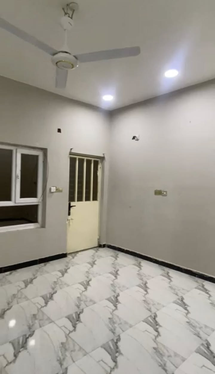 شقه للأيجار في السراجي قرب اسيا سيل. طابق اول درجها معزول لوحده  تحتوي على غرفه كبيره 
وديوانيه وصاله ومطبخ ومخزن كبير 
بدل الايجار 500 الف قفل
للاتصال ***********
