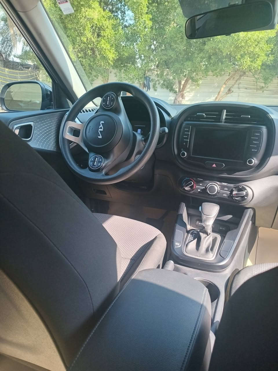 كيا صول موديل2024 السعر180$ العنوان حله حي الصحه رقم الموبايل*********** مكفوله بس بيه اقل من شبر بالبنيد مصلح على البارد مكينه 2000دوش رقم بابل الجديد وباقي المواصفات معروفه ماشيه 27ميل
