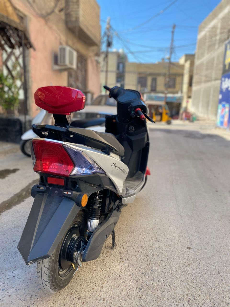 دراجه شحن عدي سكنس جديده فول صار سبوعين من أخذته كارتون بيدي شديته )(***********)واساب فقط 
ست بطاريات ضمان ٣اشهر
بريك دسك 
دبل هايدروليك
نضام تشغيل عن بعد 
نضام ثلاث سرعات
لايت ثلجي عالي ناصي
دبل هورن دبل إشاره كله شغال 
ملف 2500 
سرعته الحقيقيه 70
تمشي 65كيلو متر حقيقي
