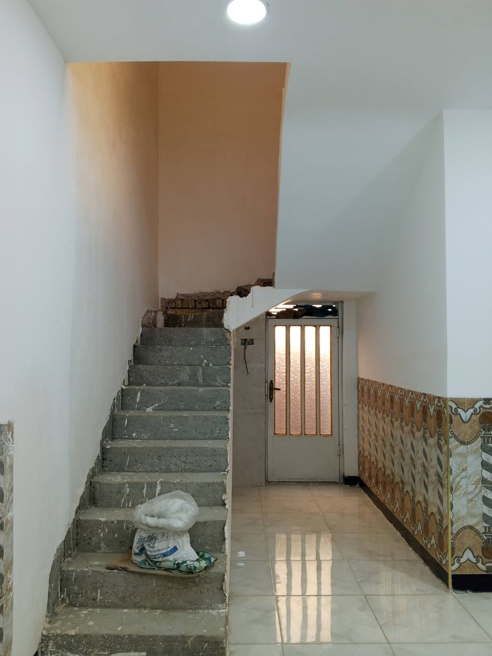 بسم الله الرحمن الرحيم
مشتمل 150م 7/5×20 طابق واحد ع شارع 60مباشر

تجاري يحتوي ع استقبال مطبخ غرفة نوم حمام صاله بيتونه ع عرض الصاله مناور اثنين 

الجغيفي الثانيه مقابل سيطرة كريم عفتان 

المشتمل كامل الارضيه بورسلين وتسليم فوري

مراجعة جمعه الجميلي للعقار في نفس الدار

‏‪***********‬‏ ابو ضياء
