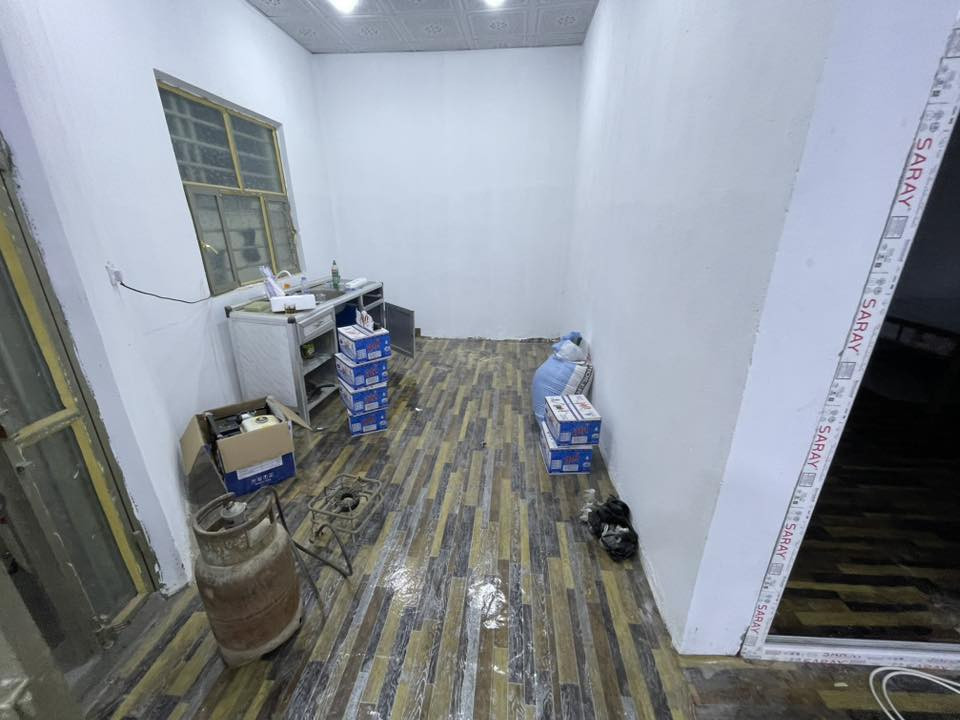 مزرعه مساحه 375 كافه الخدمات خلف مطعم واثق تبعد عن شارع العام 600 متر
500 متر تبليط 
100 متر سبيس 

للاتصال ***********
