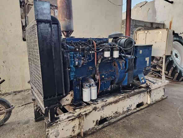 السلام عليكم اخوان مولد بيركنز بحاله جيده ١١٠ kvaمكينه لا تنقيص ولا تبخير مكفوله من الفتح والتوليد ستندر للبيع للإستفسار ***********/*********** العنوان واسط قضاء العزيزيه
