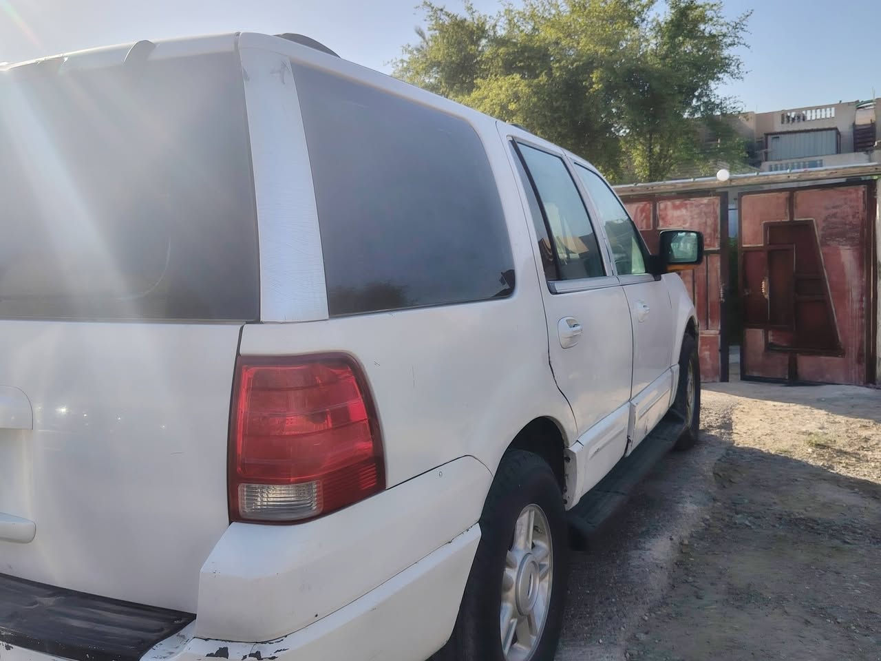 السلام علیکم
سيارة فورد إكسبیدیشن (Ford Expedition XLT) مودیل 2004 للبيع المستعجل. 
الموديل: 2004 
المواصفات: وارد أمريكي المحرك: محرك جديد بحالة ممتازة جاً ونشط. 
لتبريد والكهربائيات: شغال فقط غاز نقص الوضع العام: السيارة مثل ما موضح بالصور، اهزة د السعر المطلوب: 60 ورقة وبيه مجال والشراي ما نقص 
ویاه. 
مکان التواحد: بغداد. للاستفسار الاتصال على الرقم: ***********
