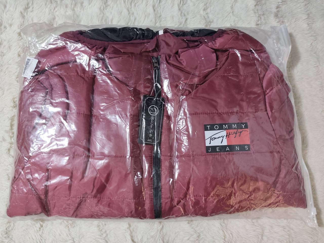 جاكيت "بافر" (puffer jacket) نفخ  من علامة Tommy Jeans ا، ويتميز بتصميم عازل للحرارة ومقاوم للرياح. لون احمر داكن+ اسود
قياس4XL
القطعة 15 الف


**إذا كنت صاحب هذا الإعلان وتريد حذفه لأي سبب، رجاءا أرسل رسالة إلى الدعم الفني**