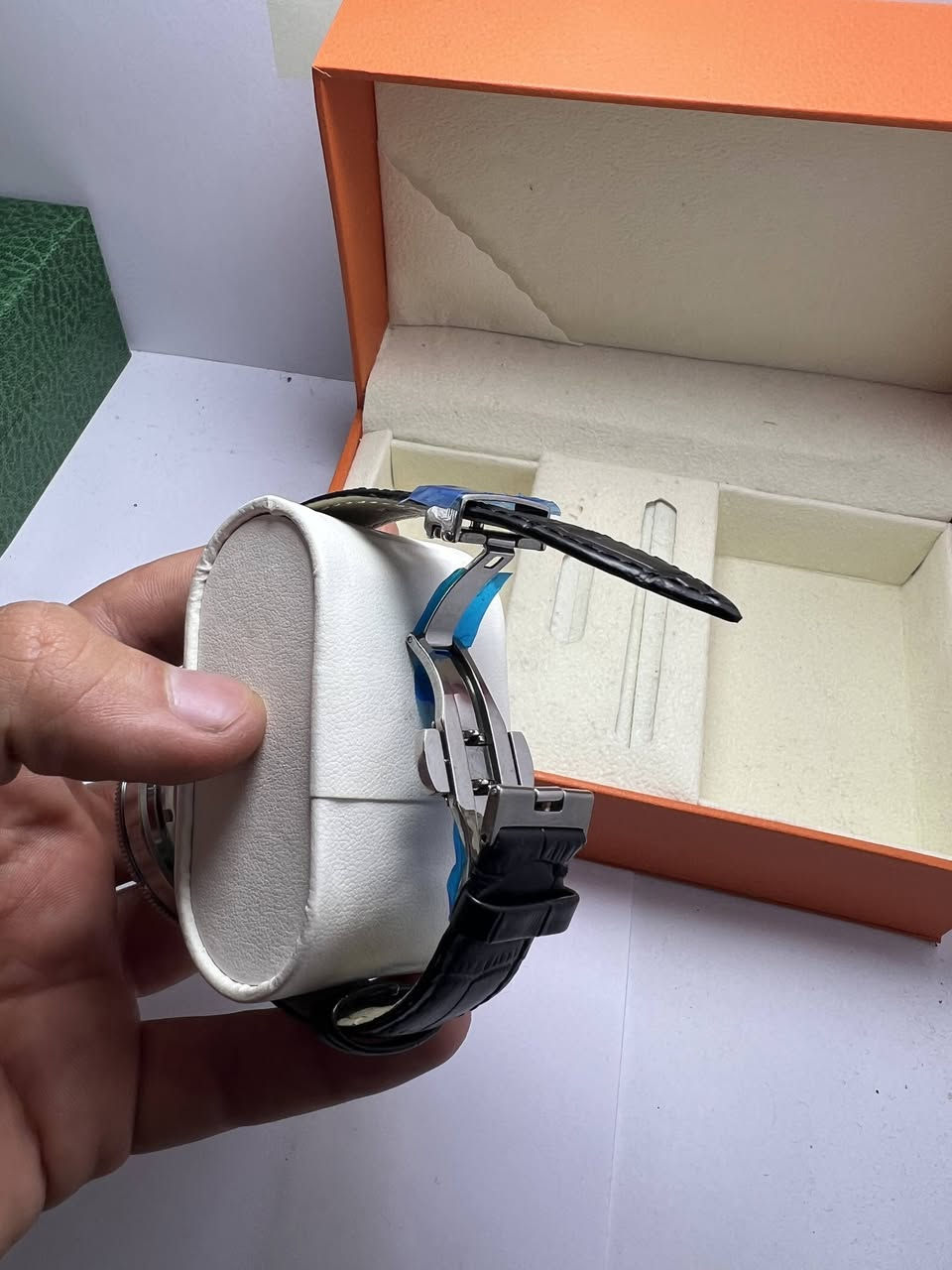 #كارتير
عرض خاص 
#مستعمل بحالة نضيفة جداً 
طوق دوار 
سير أصلي مختوم من الجهتين
قفل أصلي مختوم 
زمبلك كريستال 
سناتر شغالة كلها 
السعر 40 دولار مع توصيل مجاني 🤍✨
للاستفسار ومعرفة التفاصيل أكثر:
📩 مراسلة خاص
📲 واتساب: ***********
دايركت 
https://wsend.co/9647771141048
