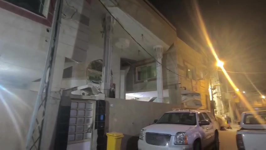 بيت للبيع بالبصره الجزائر قريب على مستشفى الموسوي المساحه 360م طابو صرف البيت ورثه وموجود قسام شرعي التفاصيل واتساب او اتصال لا غير *********** والي مو شراي لا يتعبني رجائا
