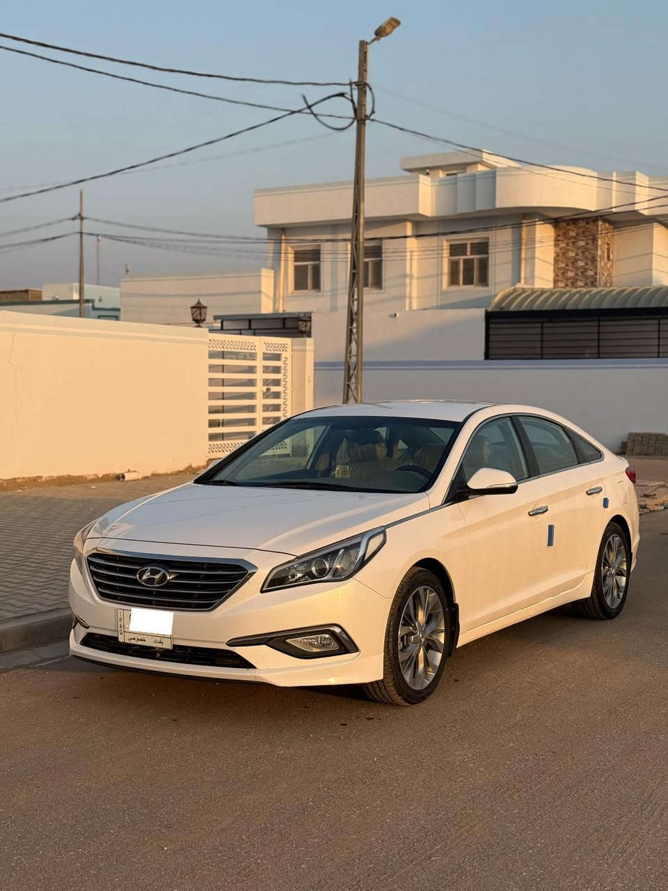 سلام عليكم هونداي سوناتا خليجي للبيع 
موديل 2015 شكل ال16 
محرك 2.4 دوش 
مري شفط 
كشنات جلد 
كشن السايق كهربائي
تحكم ستيرن جهتين
5 ويل كب
حساس خلفي بلادي 
كامره خلفيه بلاديه 
ABS 
مثبت سرعه 
دبل اكزوز 
رقم بغداد مشروع وطني تحويل مباشر 
للاستفسار تواصل مع الرقم ***********
