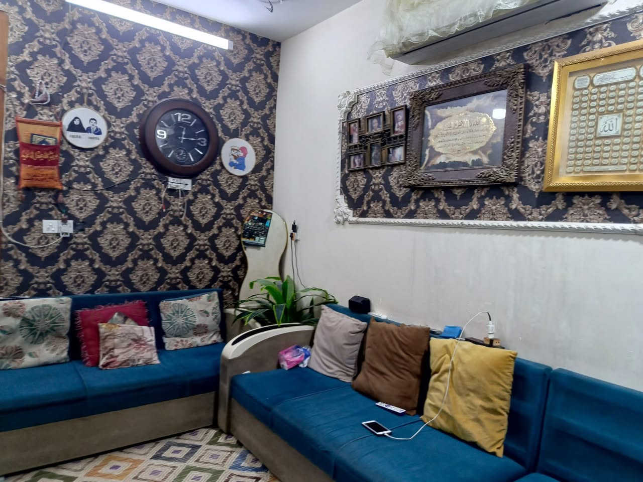 السلام عليكم بيت للبيع ٥٠م طابق واحد بناء حديث ، واجه ٣،٣٠م نزال ١٥م صاله + غرفة نوم + خدمات كامله + السطح شتايگـر كامل + مجاري رفت + ماء جديد ، العنوان الخطيب الزراعي شارع أبو الأحرار قريب جدًا عن أسواق ابو مصطفى الفتلاوي السعر ٦٣ مليون.
للاستفسار الإتصال ***********
