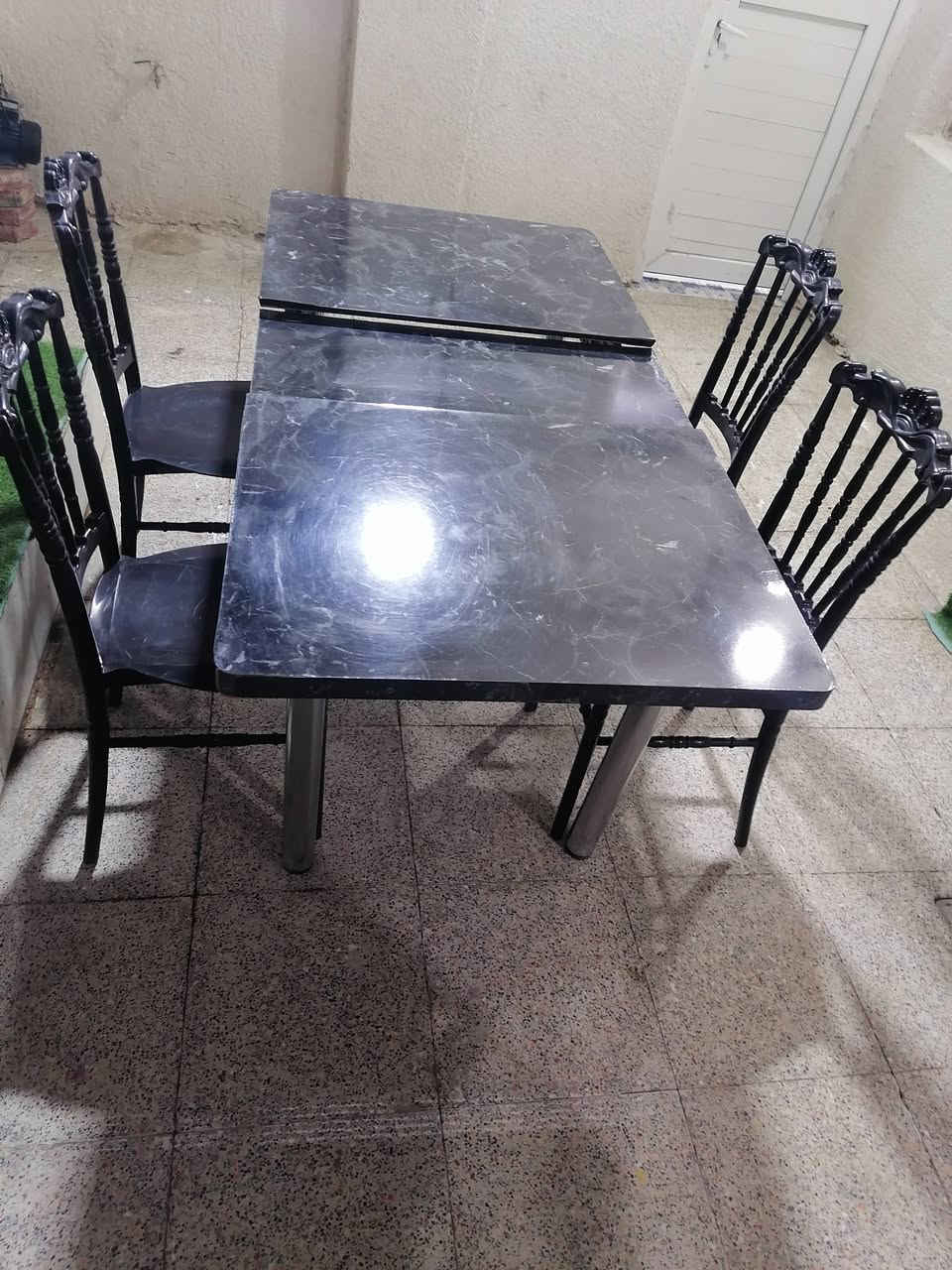 للبيع ميز طعام خشب نوع تركي ارجل استيل يتكبر ويتصغر عدد ٢ مع اربع كراسي لكل ميز عظم عاج العنوان الكوت للاستفسار الاتصال على الرقم *********** على صاحب الغراض
