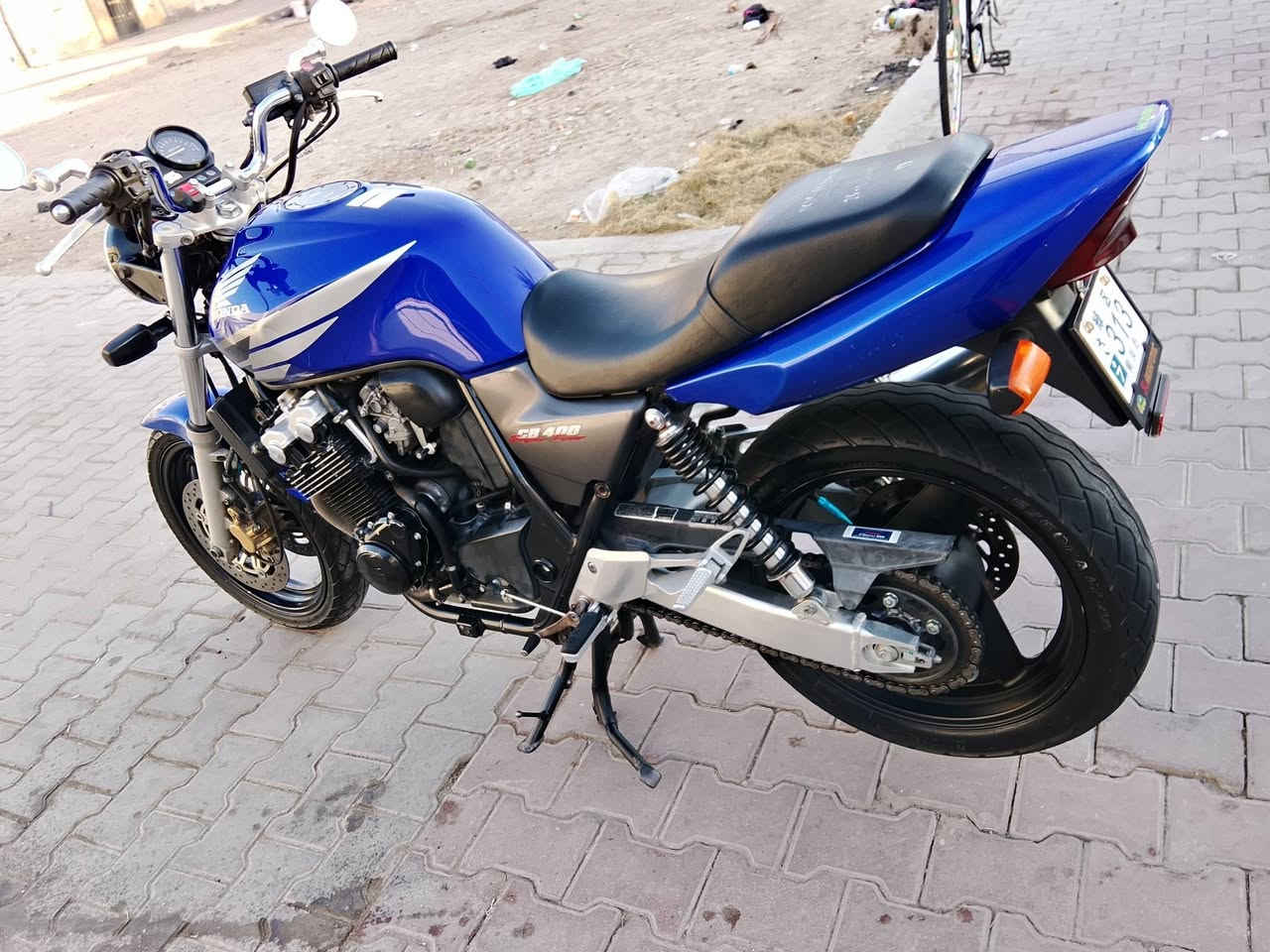 سلام عليكم  
CB400 
جيل  ثاني
 نازله من معرض تميم التميمي 
قبل ٣ اشهر  كفاله عامه 
بعدهه عله وضع شركه متصرف عليها لو ربع
  سويجات ثنين
 الرقم  ***********
 سعر 13 ونص  عنوان رمادي تاميم
