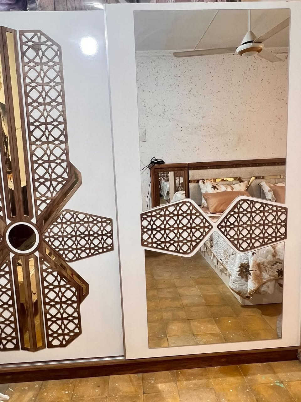 السلام عليكم غرفه تركيه للبيع نضيفه وخشبها ثكيل وجديده السعر٣٥٠وبيها مجال بسيط للاستفسار *********** على هاذا الرقم والغرفه ٥قطع و+صوميه وياها

