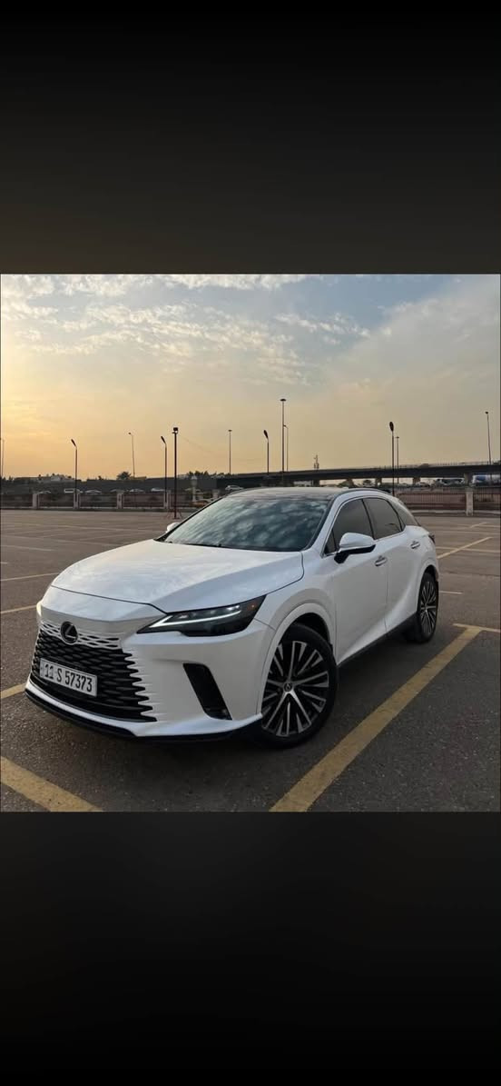 🚗 Lexus RX 350h — موديل 2023
حالة فوق الممتازة / نظيفة جداً / فخامة + اقتصاد

الممشى: (14,000) كم

اللون الخارجي: (ابيض صدفي )

اللون الداخلي: (ابيض)

الدفع: AWD

المواصفات:

 • هايبرد اقتصادي جداً

 • شاشة كبيرة وتطبيقات حديثة

 • كاميرا خلفيه

 • رادار + تنبيه خروج المسار

 • بصمة تشغيل

 • شحن لاسلكي

 • LED كامل

 •     مقاعد مريحة مع تبريد/تدفئة

الضرر : صبغ نصف الجوملغ المامي والباب المامي صبغ ونصف الباب الخلفي

💰 السعر المطلوب: ($36,000)وبيه مجال *********** مكانها بغداد حي الجامعة
