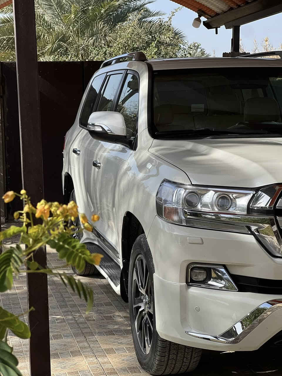 السلام عليكم لبيع لاندكروزر 2016
وتراهم مروس سعر 440وبيه شي بسيط 
كفاله. عامه من صبغ وتبديل بريم اصل 
فول موصفات رقم بغداد بسمي سياره جديده 
ماشي 120اصل عل فحص جاهز تخم تاير كله جديد 
مكان بابل حله رقم ***********
