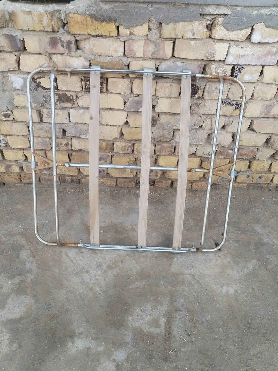 سلام عليكم سوبايه نضيفه عوزها بس صبغ شويه بيها زنجار  مال النتراه صابونه وترهم عل النتراه مضلع السعر 150 وبيها مجال رقم ***********
