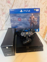 للبيع 🎮 بليستيشن 4 بحالة ممتازة، بيه يدات عدد 2  ومهكر وجاهز للألعاب  ...