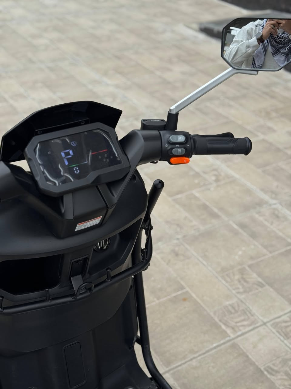 للبيع ماطور شحن
الموصفات
🔋 البطارية: ليثيوم 
⚡ المحرك: كهربائي بدون فحمات (Brushless)
🏎️ السرعة القصوى: بين 60 – 90 كم/ساعة
🔌 مدى السير: من 60 إلى 120 كم بالشحنة
⏱️ زمن الشحن: 4 – 8 ساعات
🛞 الإطارات: عريضة للثبات داخل المدينة
💡 الإضاءة: LED أمامية  
السعر 1.300.000 مليون وثلاث مائه 
للتواصل 
***********
