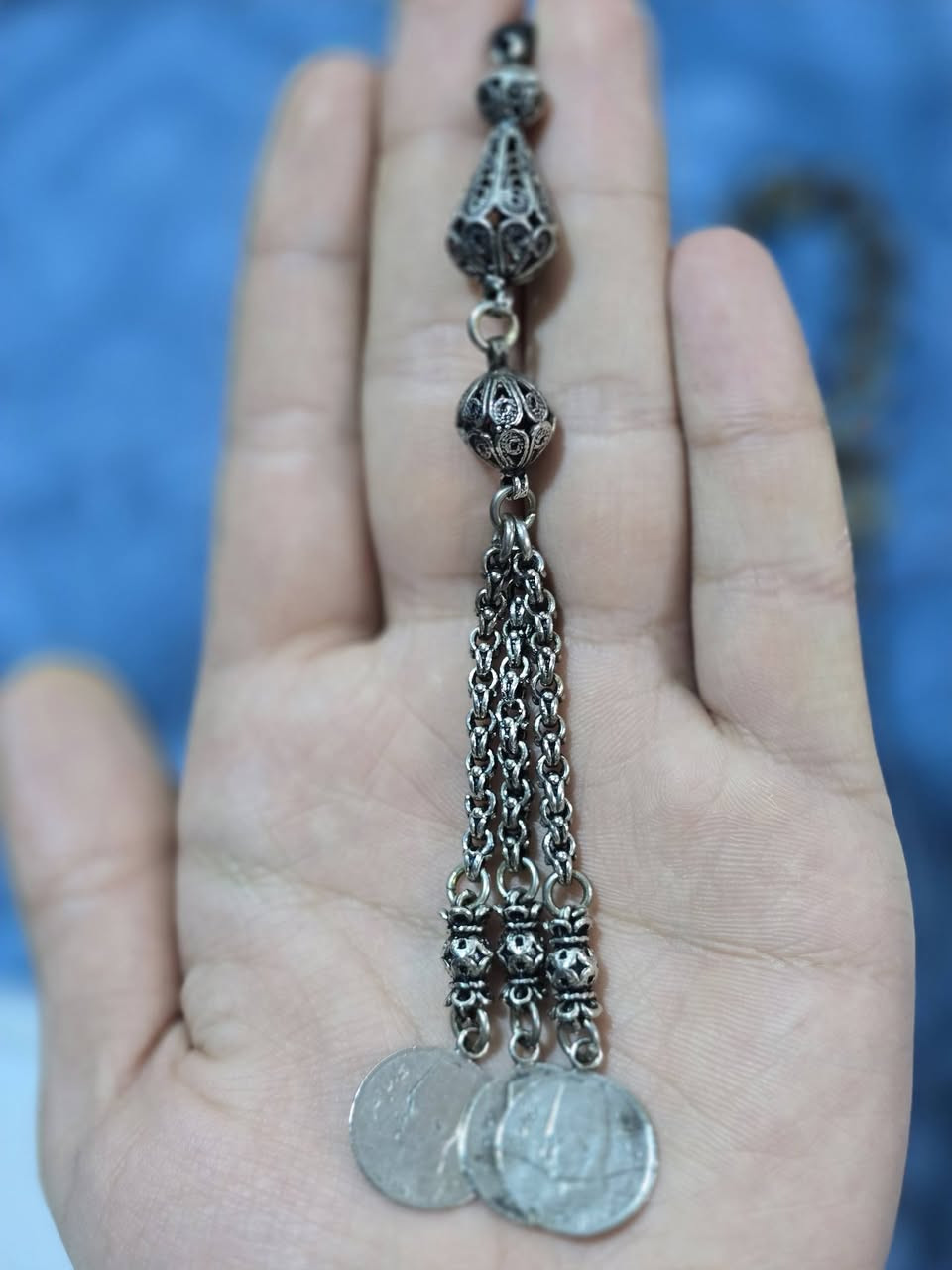 السلام عليكم اخوان نارجين طبيعي قديم جداً 33خرزة كركوشة فضه عيار نازل وزن القطعه 162مع الكركوشه محمل شيوخ جداً خشنه يوجد توصيل لجميع المحافظات السعر 120الف للطلب الرقم ***********واتساب
