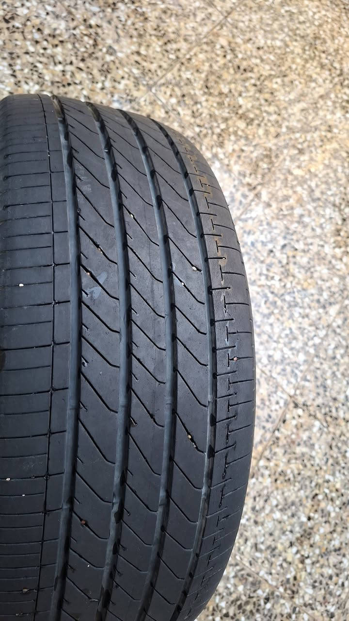 للبيع زوج تايرات برجستون قياس 235/55/17 نظيفات كلش،بدون بنجر نهائياً،سعر الزوج 75.
وللبيع تاير نص عمر مع الويل كب تك واحد  حجم17 ماليبو موديل 2023 مكردح موضح بالصوره سعر التاير والويل كب 55 المكان ناحية الرشيد ، للاتصال *********** بي واتساب.
