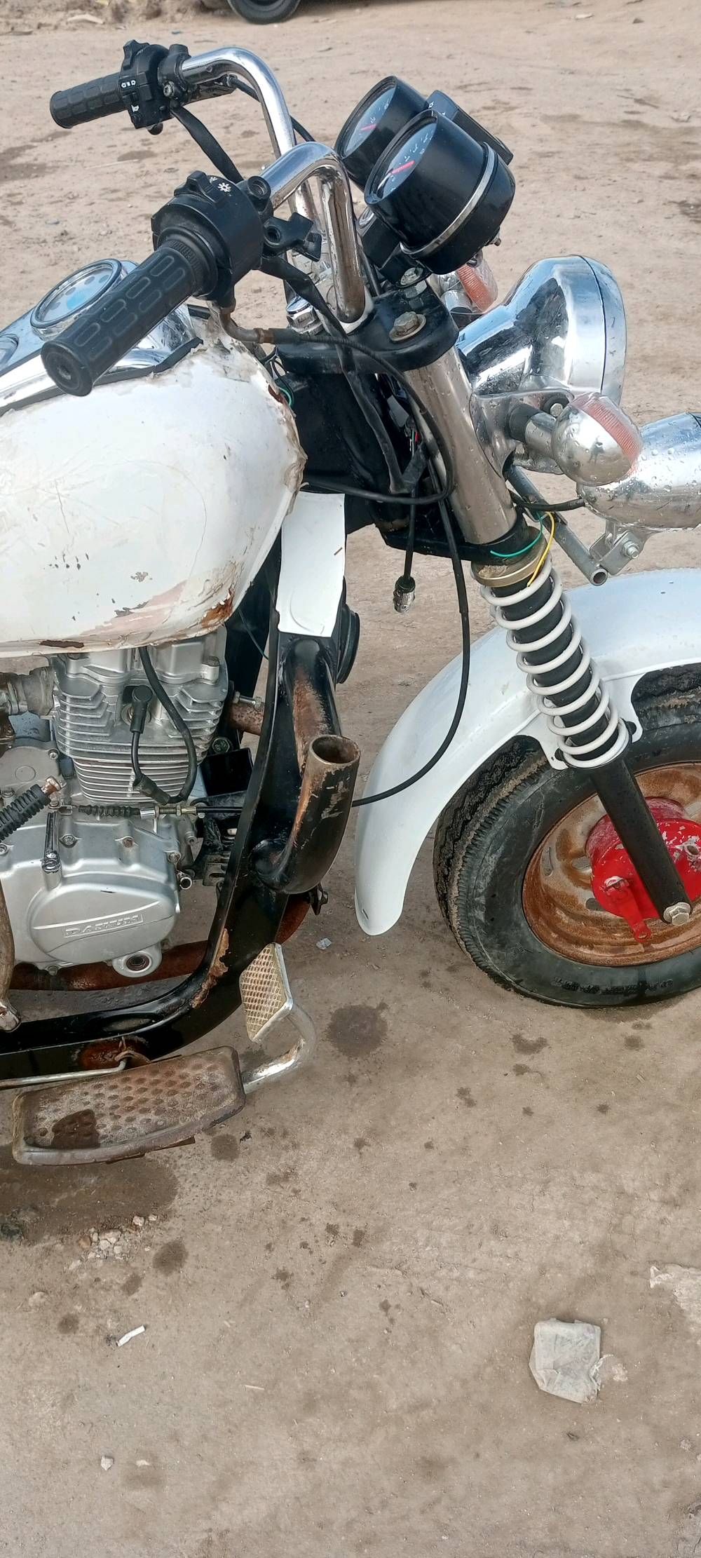 هذه دراجة نارية ثلاثية العجلات بجودة جيدة. الهيكل يحتوي على بعض علامات الصدأ لكنها بحالة عامة جيدة وقابلة للاستخدام. الإطارات بحالة جيدة ويحتاج إلى بعض التنظيف. السعر معقول وقابل للتفاوض.
