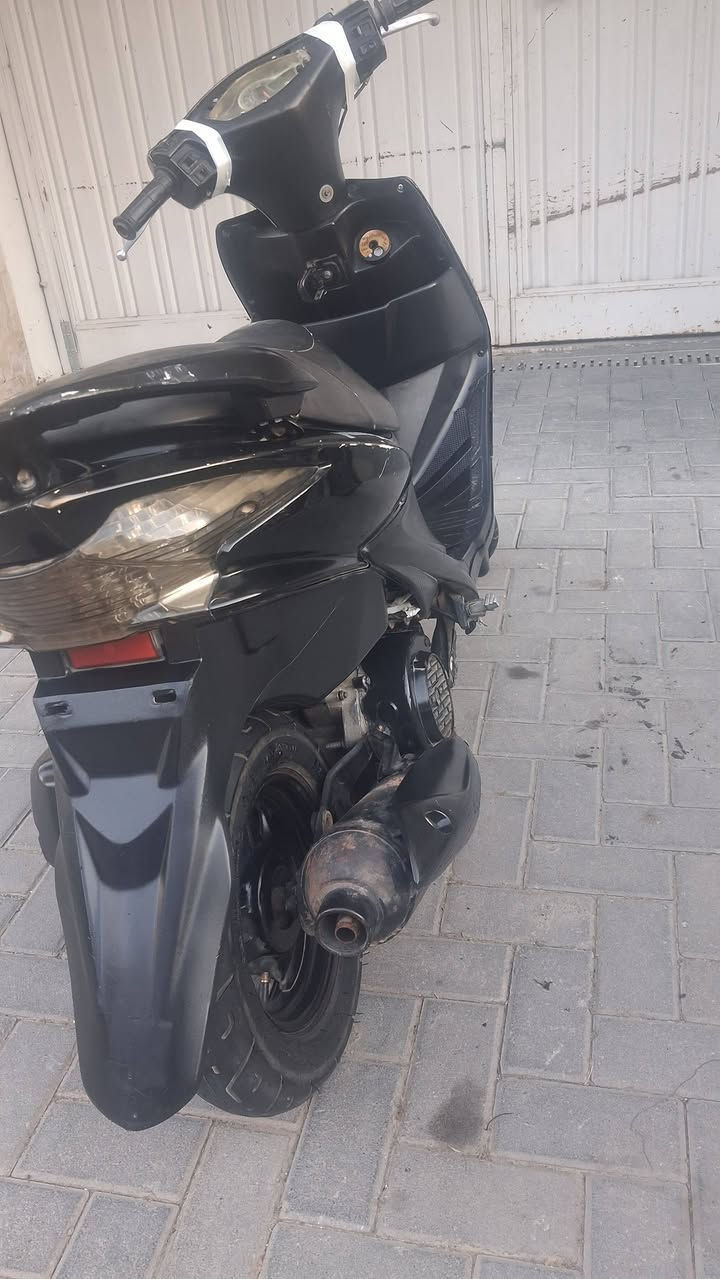 السلام عليكم 
دراجه TURBO
دراجه كامله من كلشي 
حجم المحرك150cc مكينه كبيره
 الدراجه بدون اي نقص  مكينه كلش ناعمه 
 تايرات جداد
قايش و كلاج  جداد 
 كفرات الدراجه مافيها اي  كسر 
 الشراي يتصل ويدلل 
***********
***********
