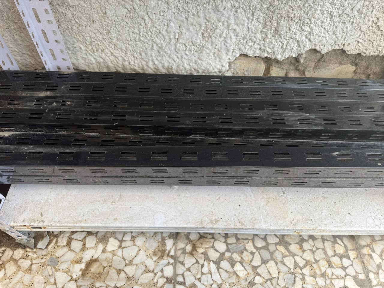 السلام عليكم رفوف محلات عرض للبيع موضح كما في الصورة للاستفسار الاتصال على الرقم ***********
