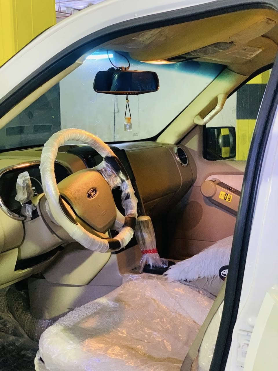 فورد اكسلبور.     Ford explorer 
مودیل 2010.  
سەنەوی تازە و بەناو خۆمەوەیە   
گشت گیانی بەشەرت بێ  مەسرەف .  
*********** 
105$
