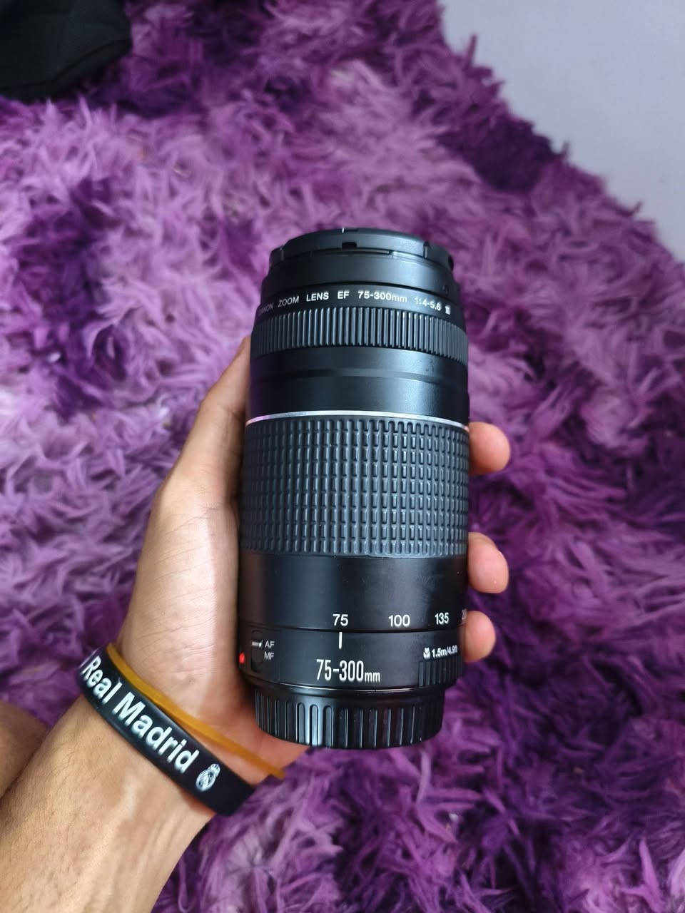 الكاميرا: Canon EOS 250D
الحالة: نظيفة وتعمل بكفاءة، بدون أعطال.
المستشعر: APS-C بدقة 24.1 ميجابكسل.
تصوير فيديو: 4K وFull HD.
شاشة لمس متحركة بالكامل (Flip Screen).
تركيز تلقائي سريع بتقنية Dual Pixel AF (في تصوير Full HD).
اتصال Wi-Fi وBluetooth لنقل الصور إلى الهاتف.
مناسبة لتصوير كرة القدم، الطبيعة، الأشخاص، وصناعة المحتوى.
تأتي مع عدسة زوم (كما في الصور).
السعر/850000 
مكاني / بغداد العبيدي 
مكفولة من كلشي


**إذا كنت صاحب هذا الإعلان وتريد حذفه لأي سبب، رجاءا أرسل رسالة إلى الدعم الفني**