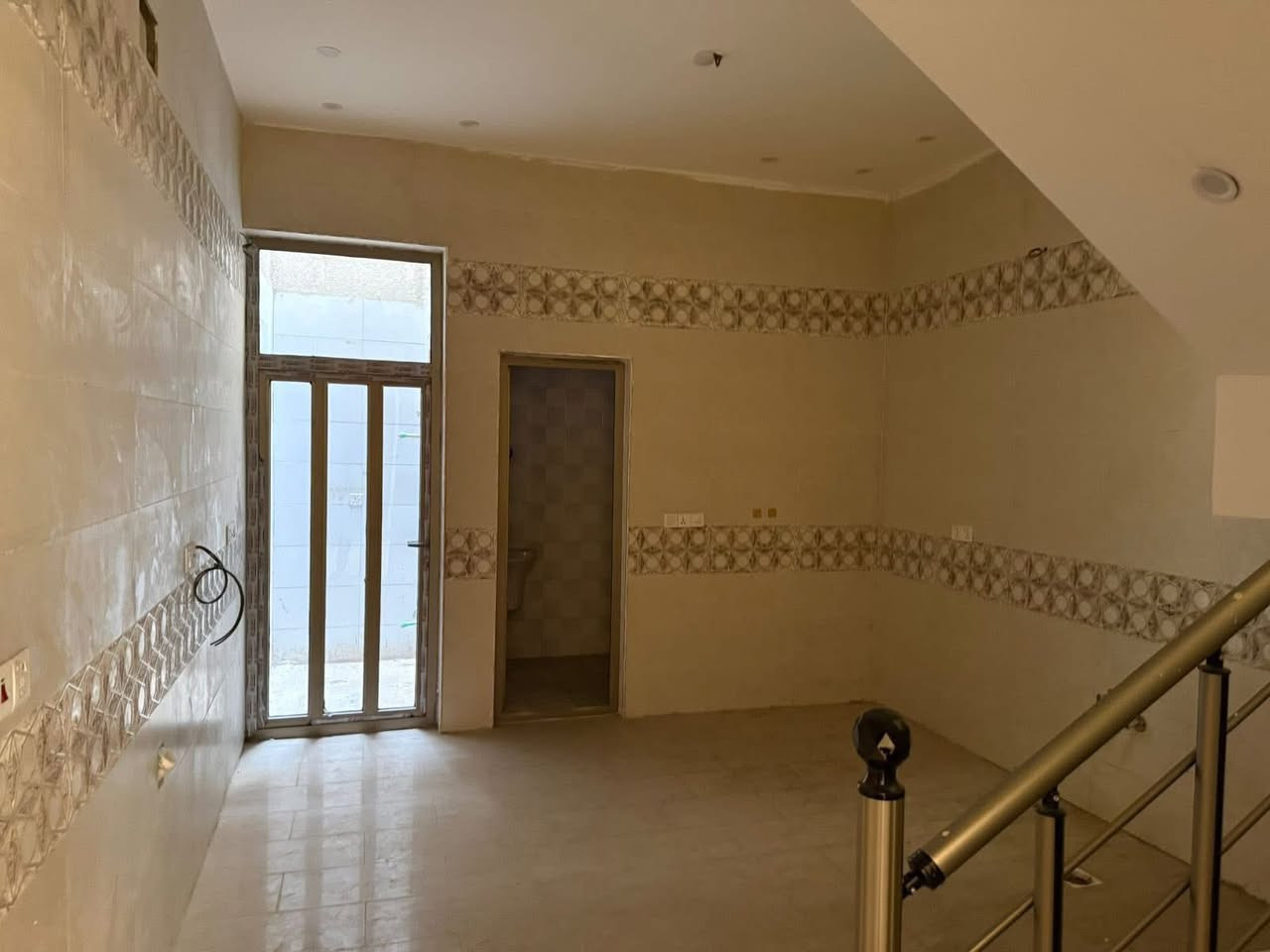 للايجار في السيدية بيت طابقين زيرو مودرن (مساحه 50m ) يحتوي على
غرفتين نوم (وحده سويت) 
وصاله 
ومطبخ 
وخدمات صحيه 

السعر :900 الف 
موقع: السيديه - قرب شارع النخيل 
___________________________________
للاستفسار ***********
البيت الملكي للاستثمار العقاري
