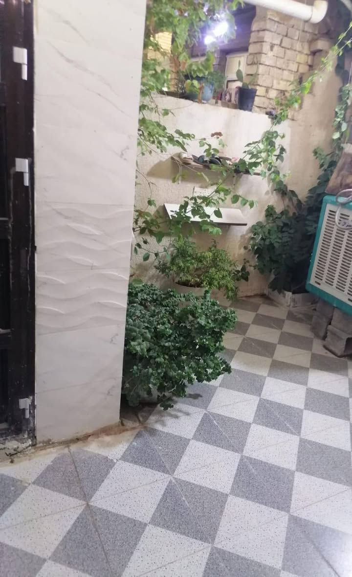 بيت مساحه ١٢٠ متر زعفرانيه نهايه شارع معهد حنيبت مقابل أسواق تفاحه واجهه ٧ سعر ٧٥ وبي مجال للشراي***********

