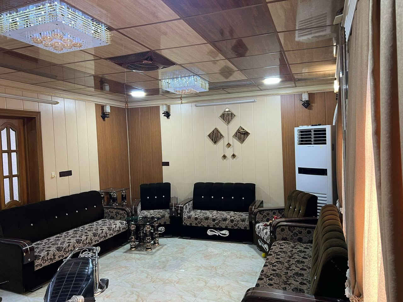 📺 اعلان رقم 355
         دار للبيع  ٢٠٠ متر واجهه  ١٠ م × ٢٠ م
                 طابو ملك صرف طابقين        
         بناية مرتبه فول كاشي وسقف ثانوي              
 طابق 1️⃣                                طابق 2️⃣ 
- استقبال                                   - استقبال
-  غرفة نوم                                - غرفتين نوم 
-  مطبخ                                     ـ هول و مطبخ 
- مطبخ مساعد                            - صحيات
- هول
- صحيات 
ـ كراج سيارة 
- درج داخلي و خارجي

📍عنوان الدار 🏡
كركوك - حي الحرية قرب جامع اشتي
☎️ للإستفسار يرجى الاتصال 
بالأرقام الموبايلات الواردة أدناه
📲   ***********
📲.  *********** 
📍او زوروا مكتبنا مكتب حاجي يادكار للعقار 
في حي القادسية الأولى مقابل محطة الكهرباء
